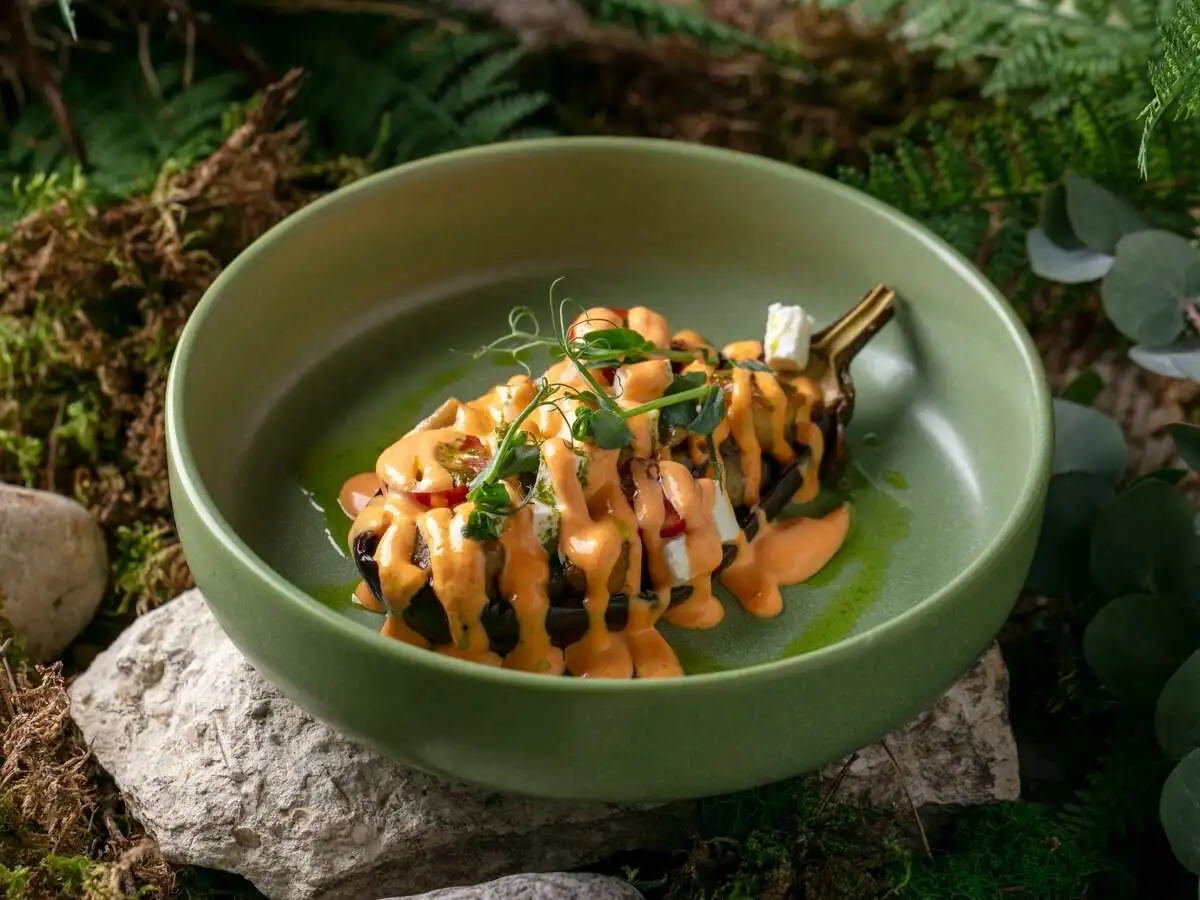 Запеченный баклажан с с соусом Ромеско (300 гр)