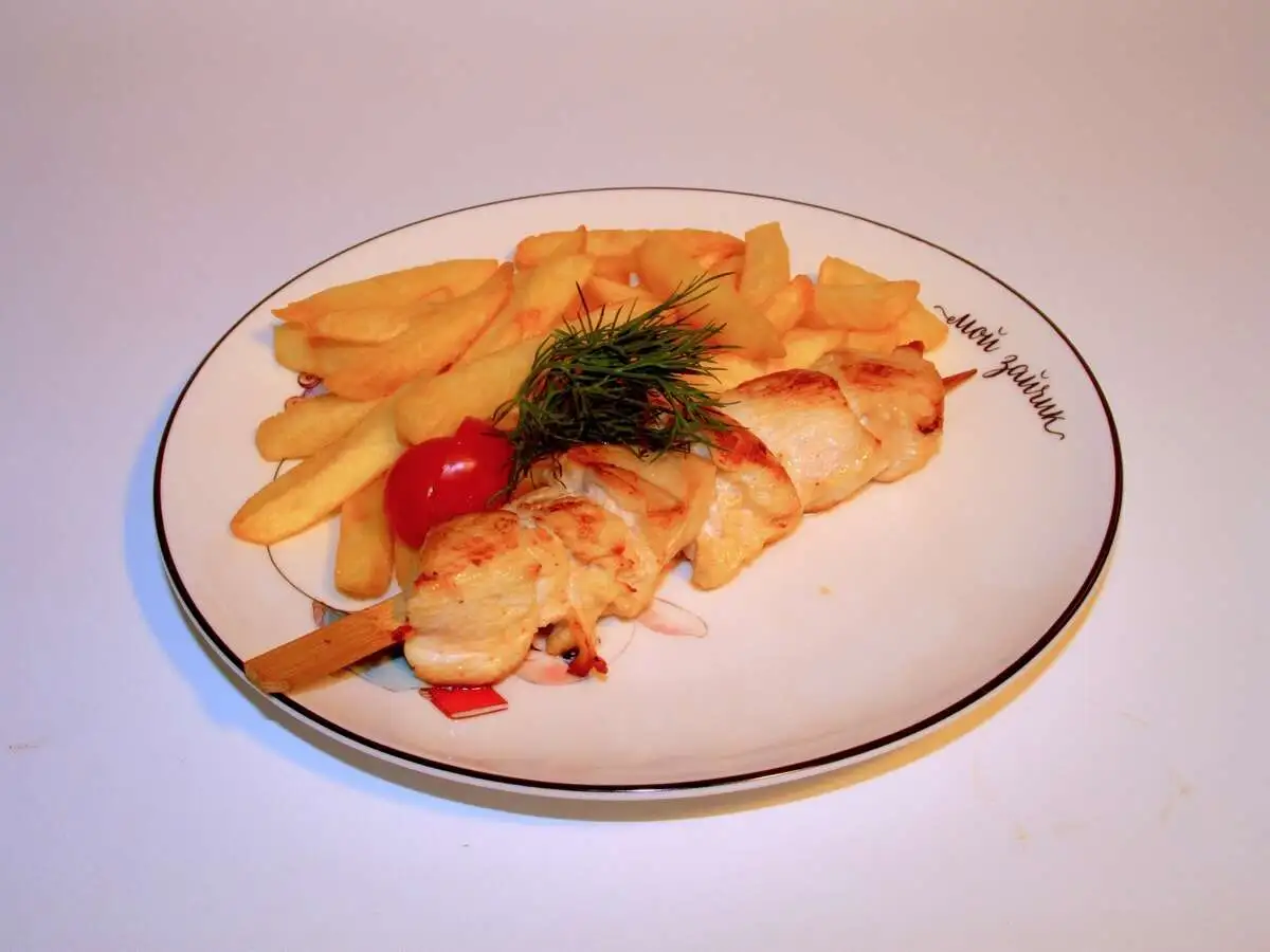 Куриный шашлычок с картофелем ФРИ (80/120/15 гр)