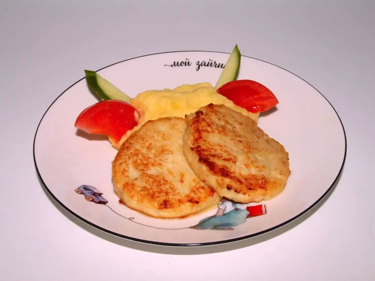 Куриные котлеты с картофельным пюре (110/120/25 гр)