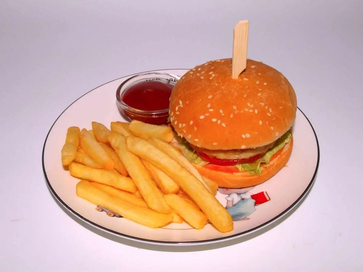 Бургер куриный с фри (140/80/30 гр)