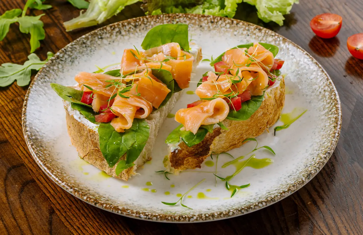 Бутерброд с лососем и кремом