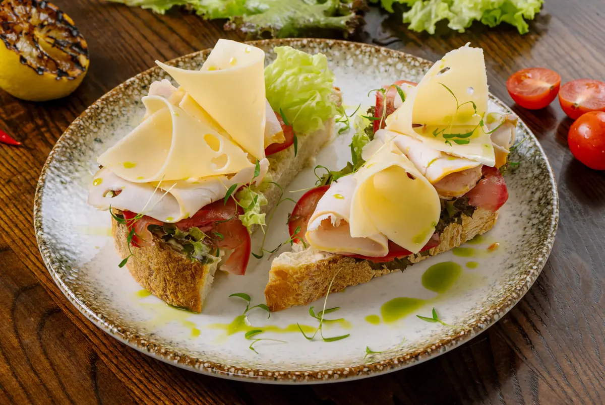 Бутерброд с курицей  и сыром