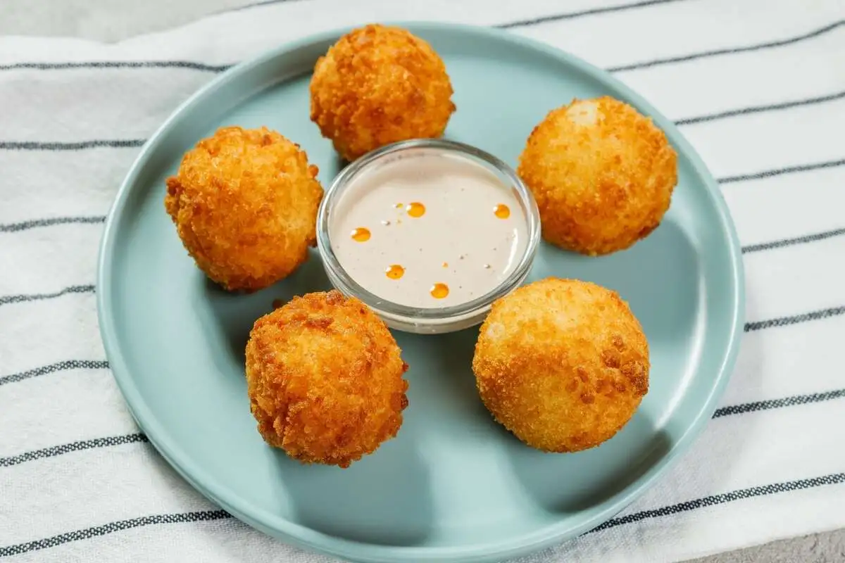 Шарики эларджи с соусом баже