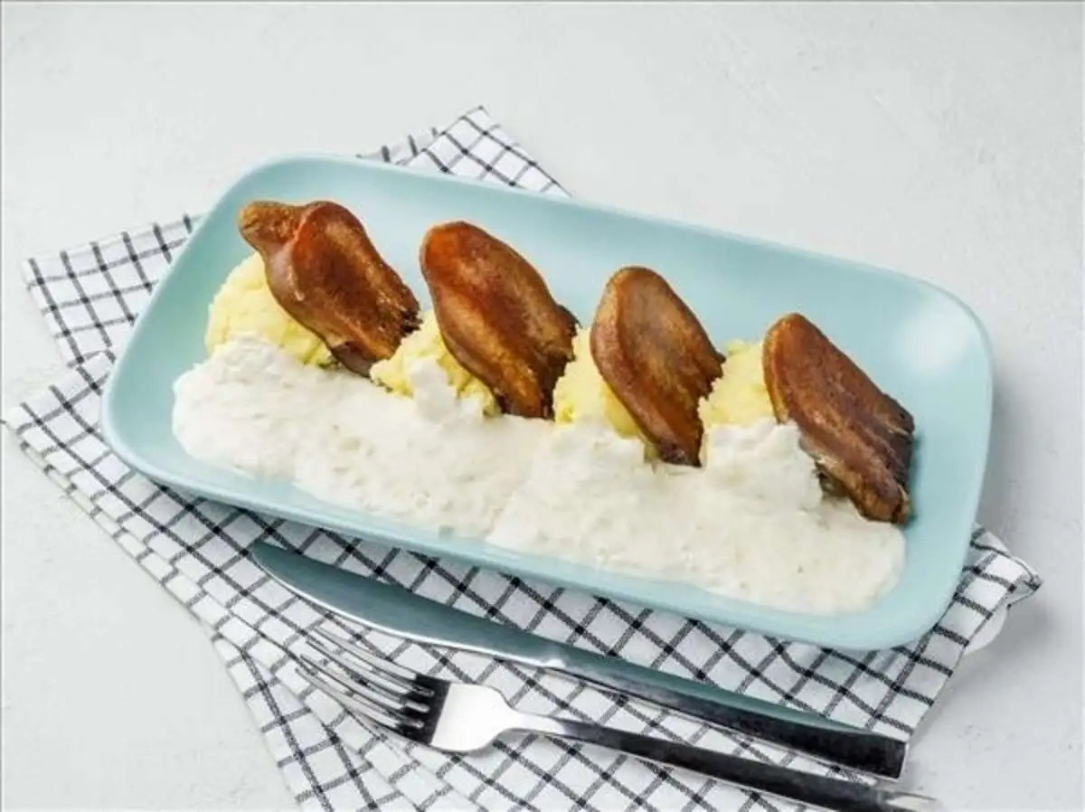 Жареный язык с пюре и сливочным соусом