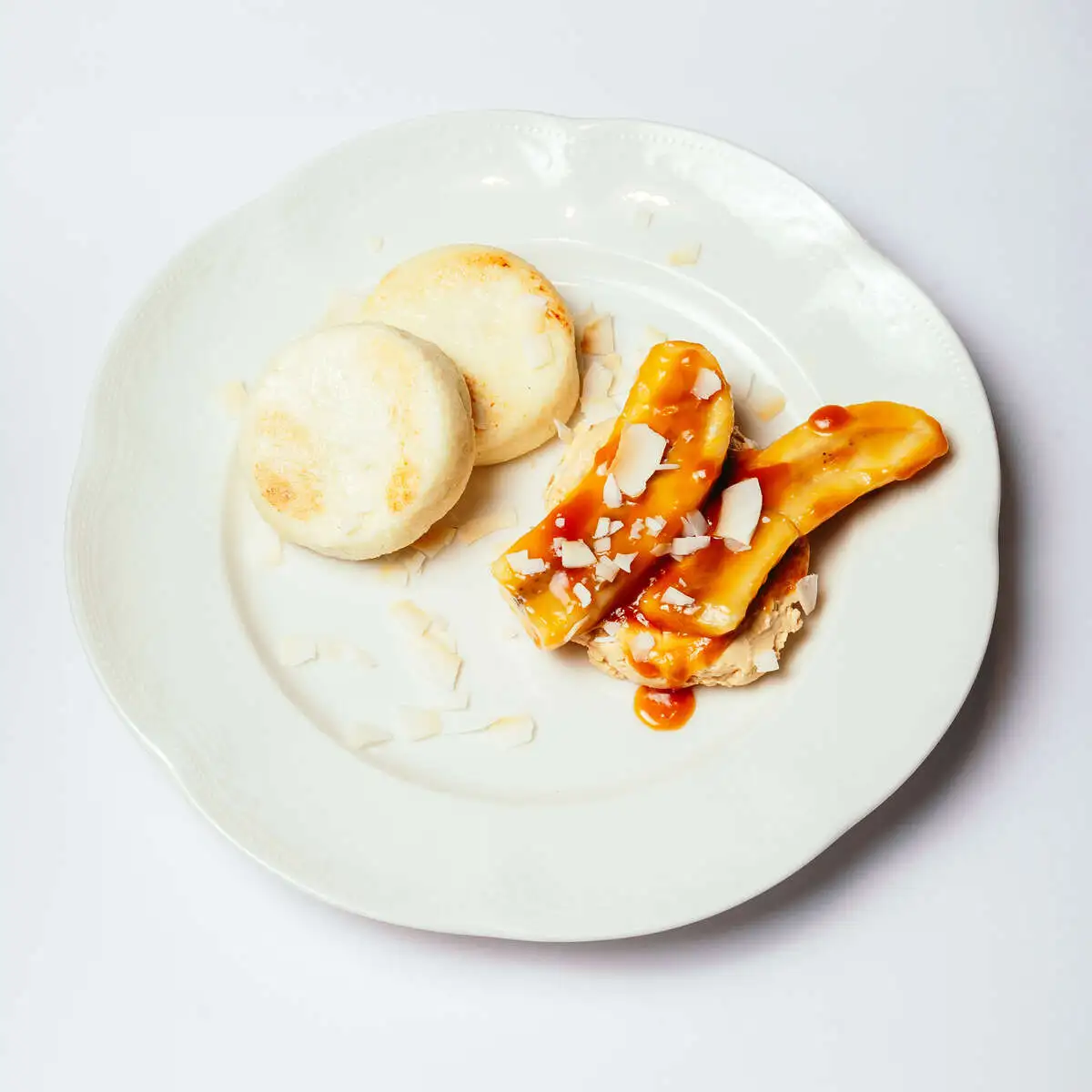 Сырники с бананом и кремом из варёной сгущенки