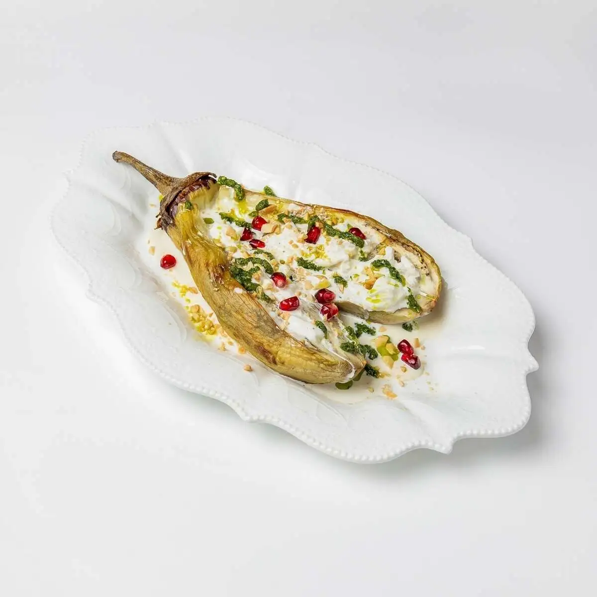 Баклажан со страчателлой и соусом песто