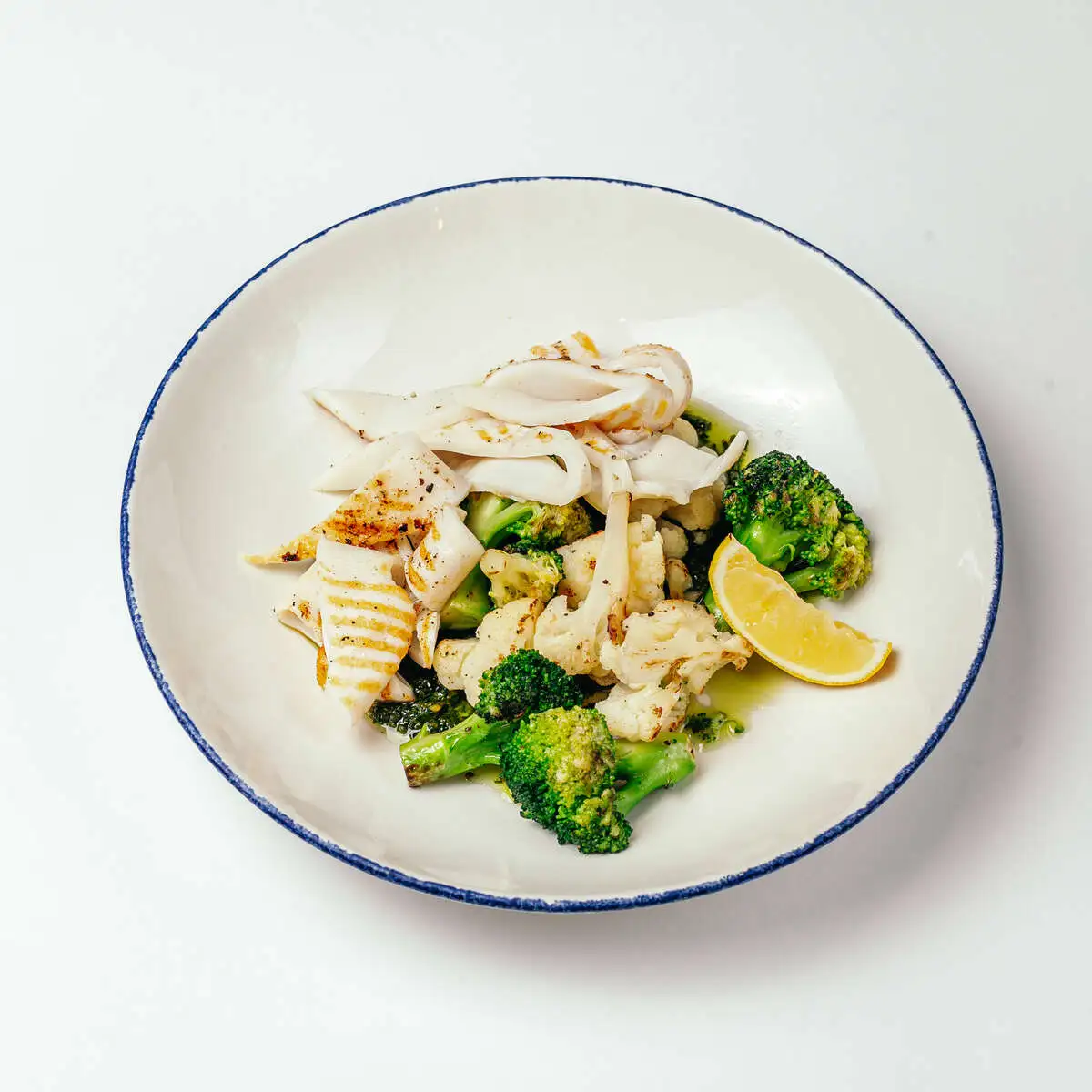 Кальмар на гриле с брокколи, цветной капустой и песто