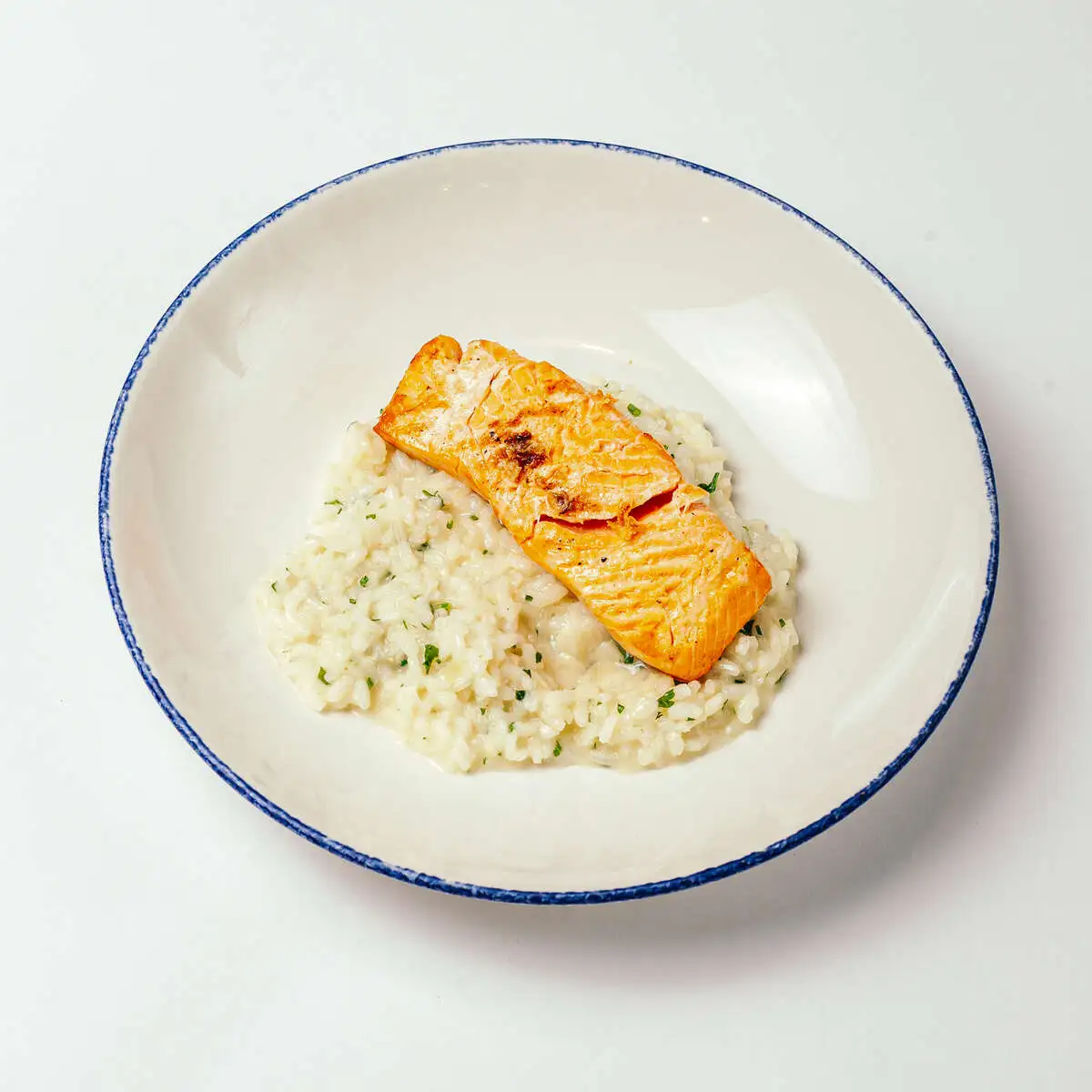 Стейк из лосося с ризотто и шпинатом 