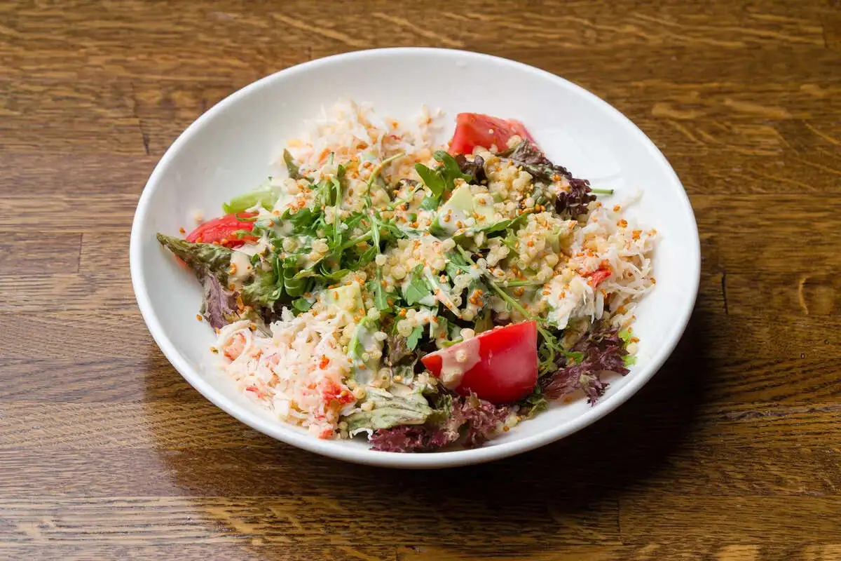 Салат с крабом и хрустящей темпурой