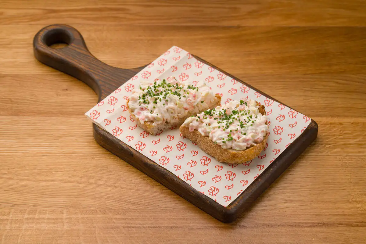 Брускета с крабом и авокадо