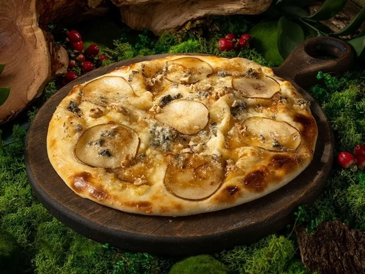 Хачапури с горгонзолой и грушей