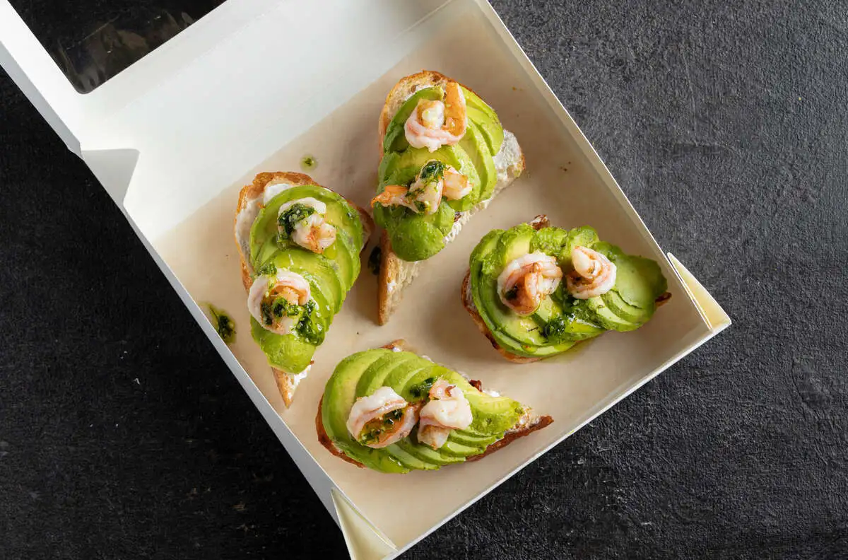 Брускетты с вялеными томатами, песто и креветками 