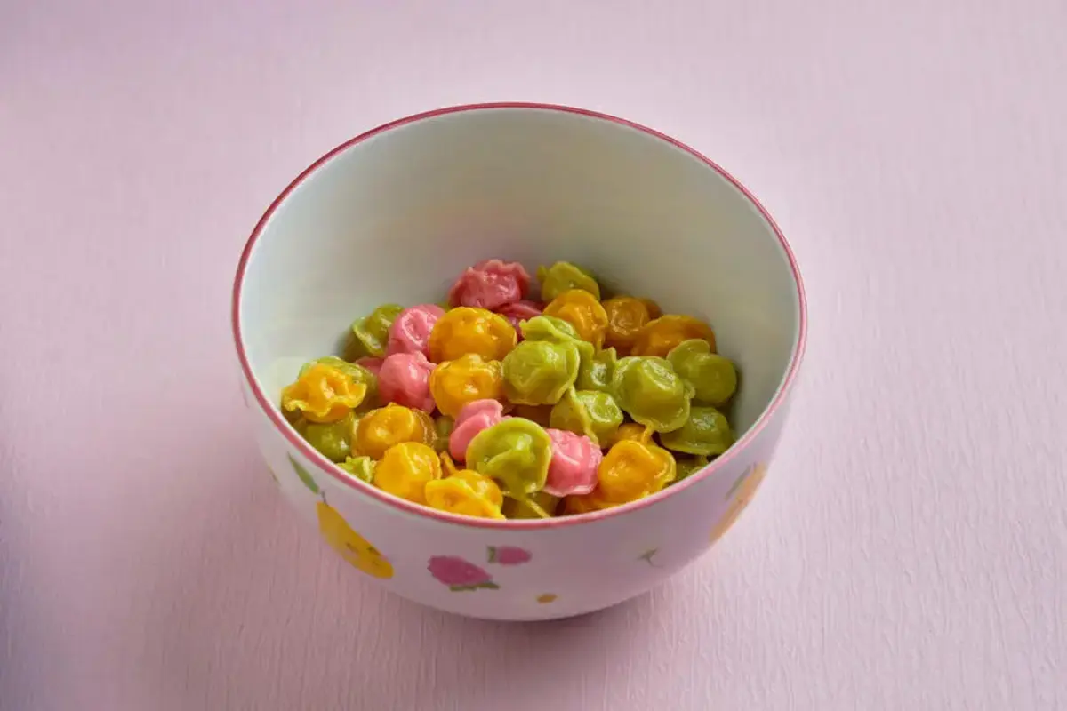 Цветные пельмешки со сметаной 