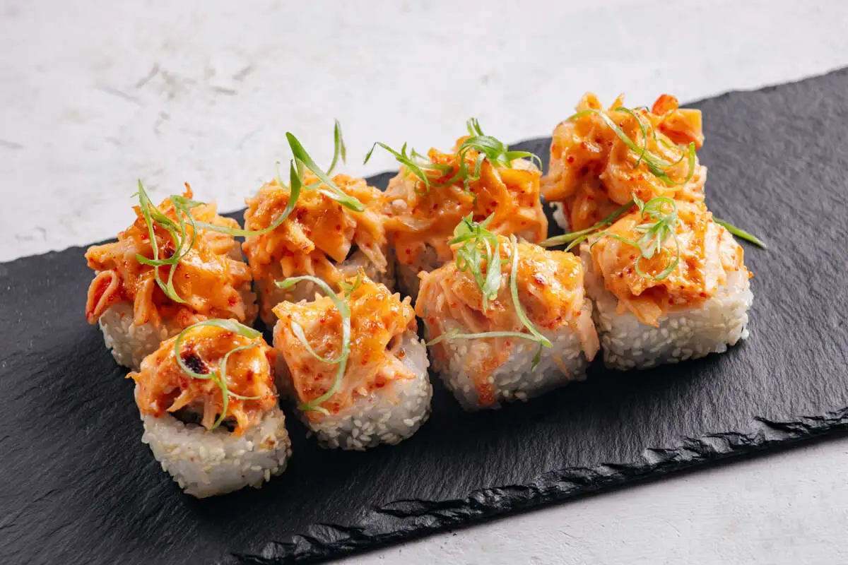 Запеченный ролл с крабом и манго