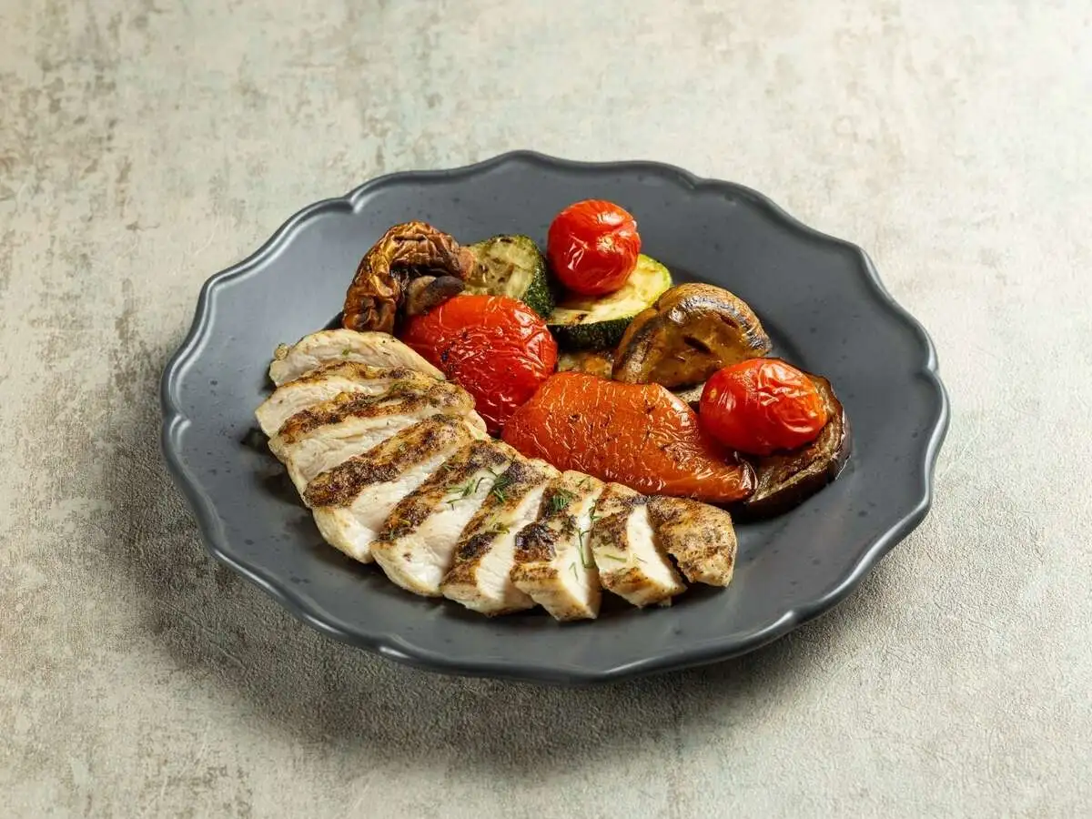 Куриная грудка на гриле с овощами 