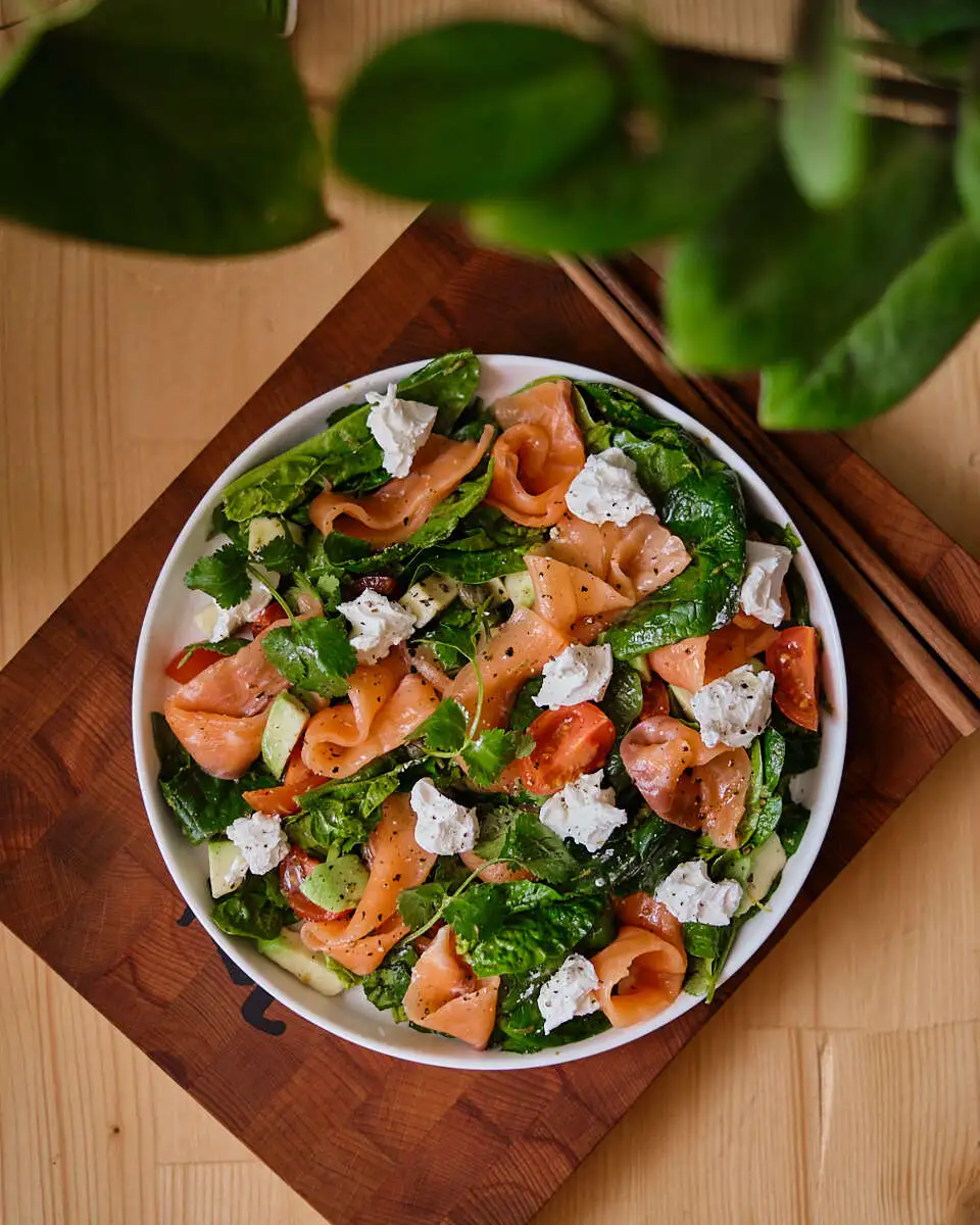 Авокадо салат с лососем