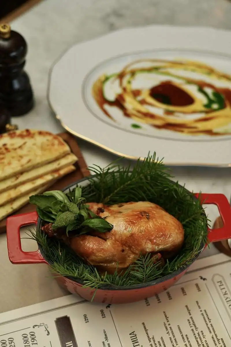 Кукурузный цыпленок, запеченный в печи с лепешкой наан, горчичным кремом и садовыми травами