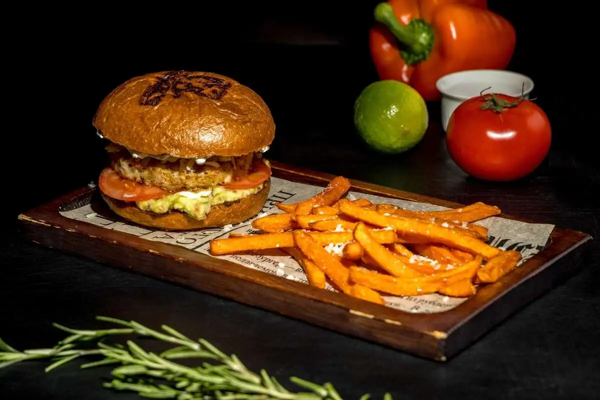  Бургер с котлетой из краба и бататом 