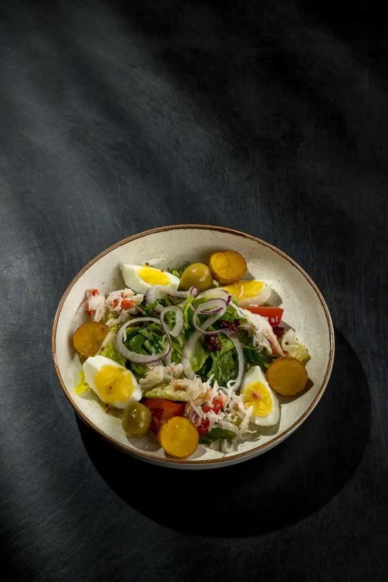  Салат с крабом и соусом Нисуаз