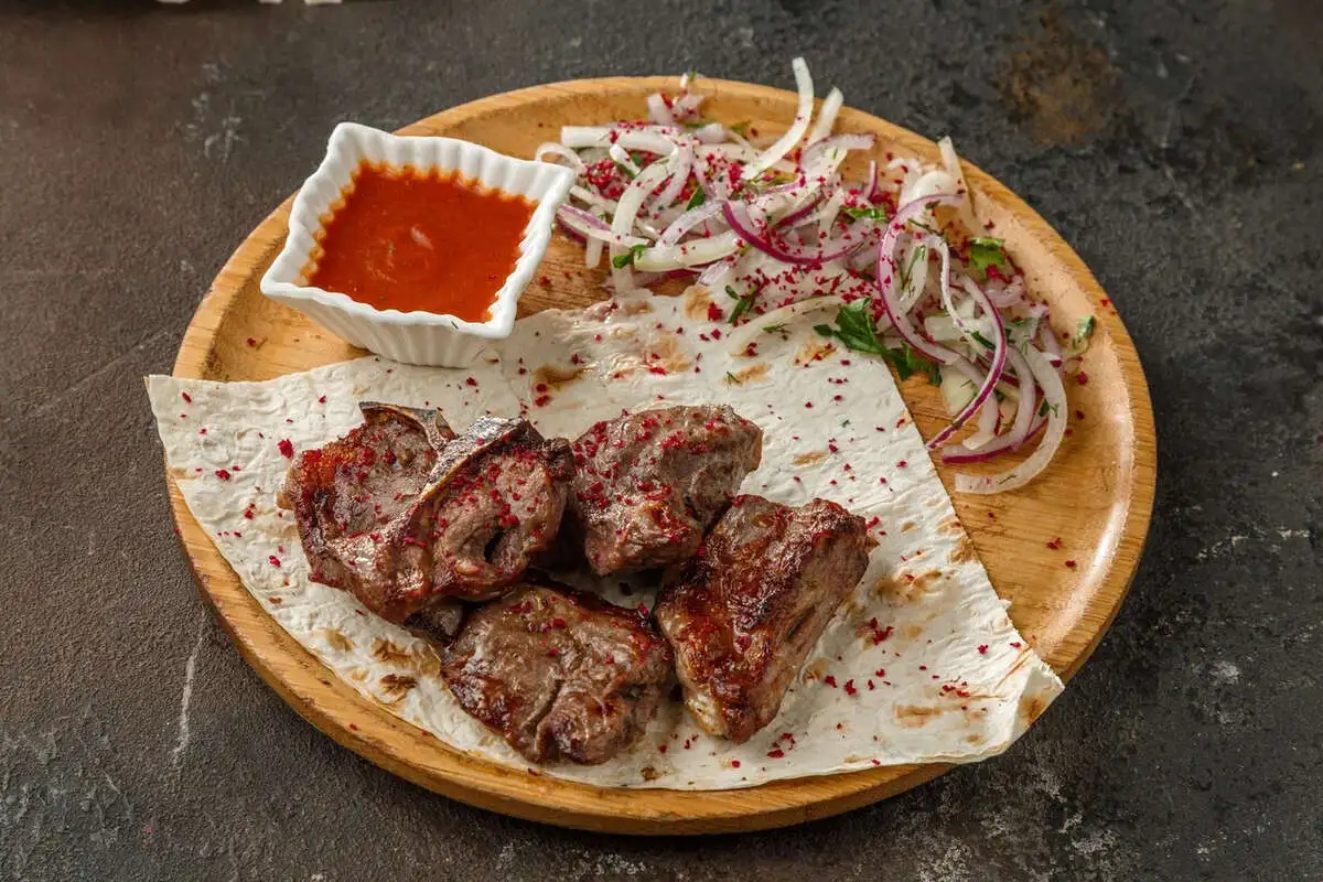 *Шашлык из бараньей мякоти на шампуре 