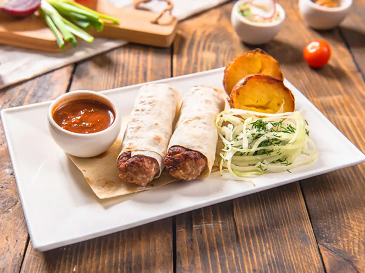 Люля-кебаб из свинины с картофелем на мангале