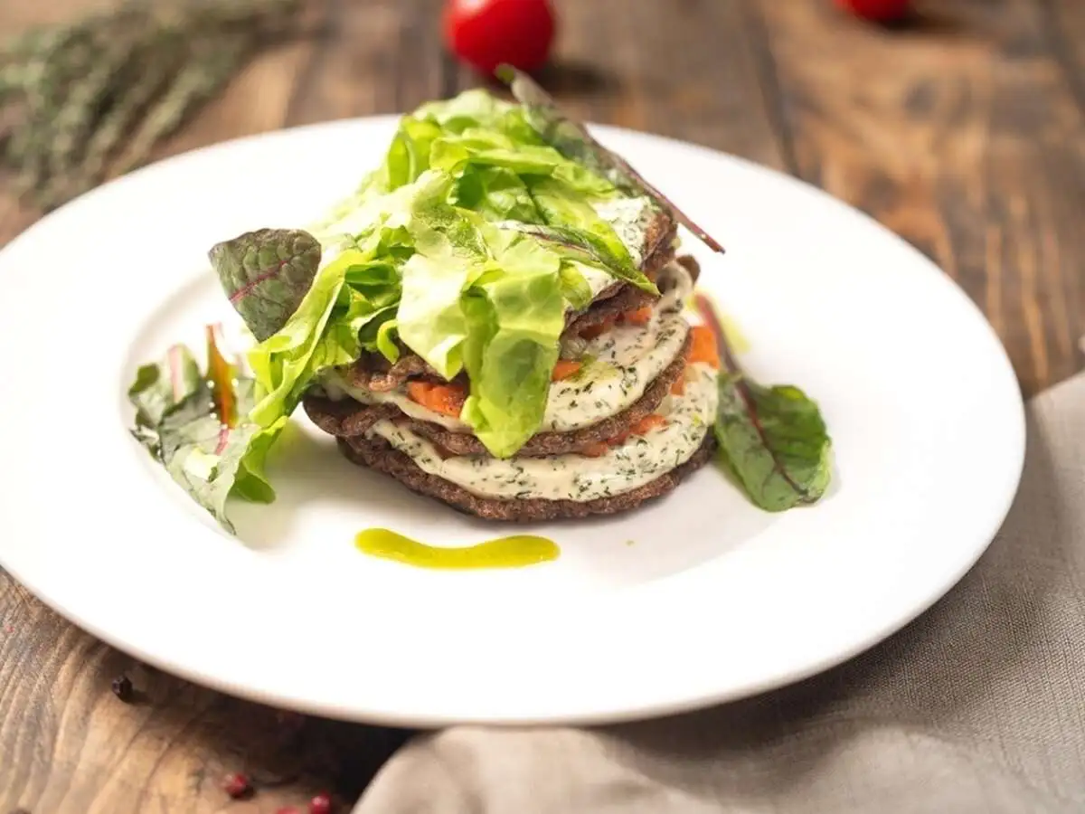 Оладьи из куриной печени с маринованной морковью и огурцом