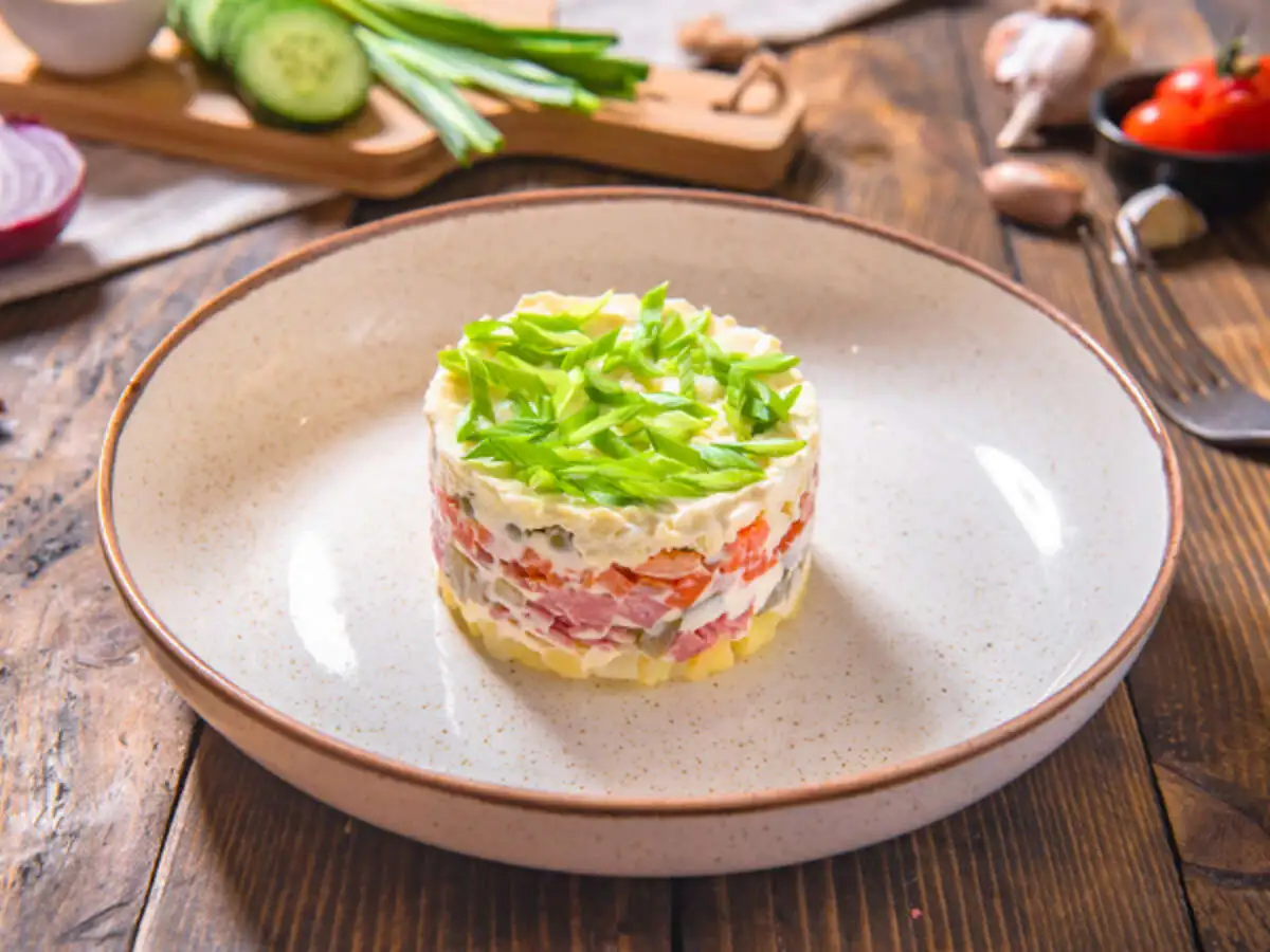 Оливье с копчёной колбаской и корнишонами
