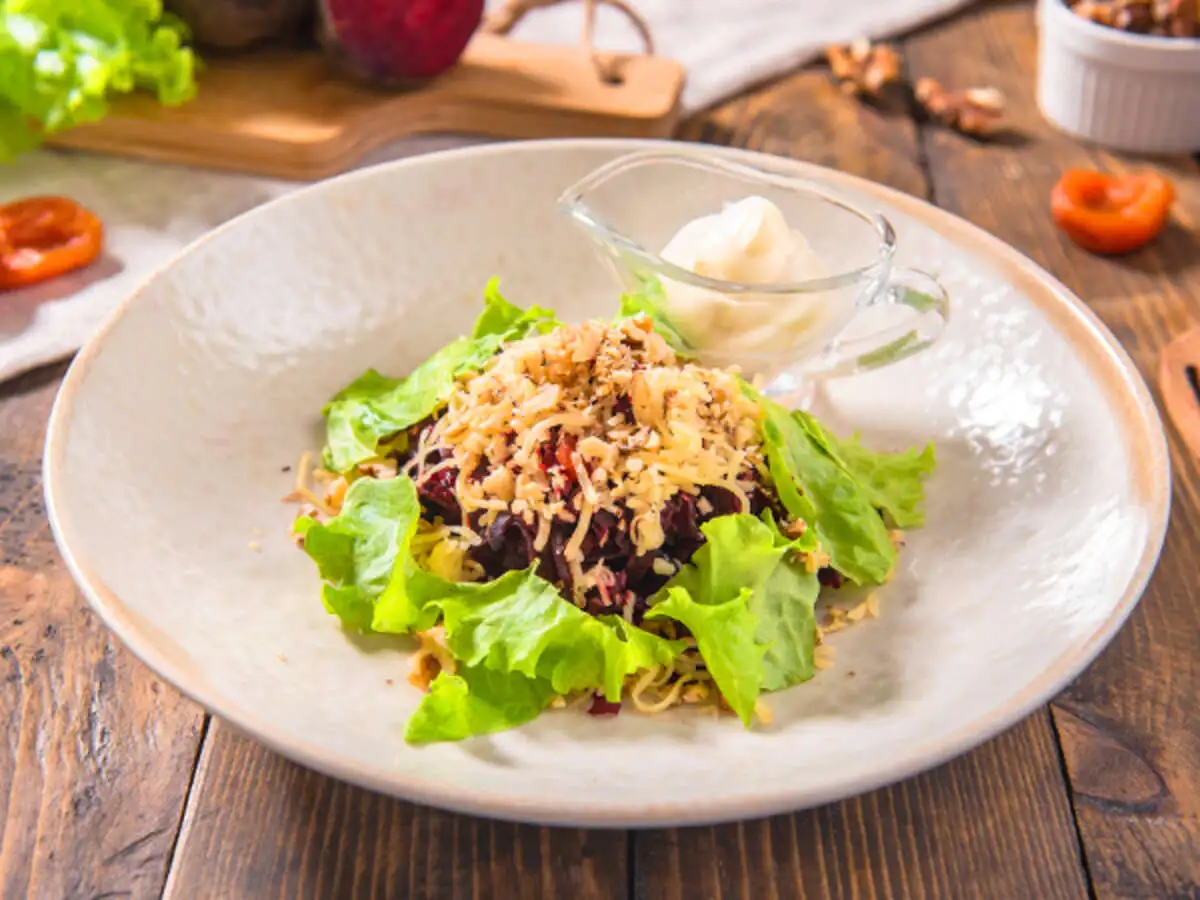 Салат со свёклой,черносливом и грецким орехом