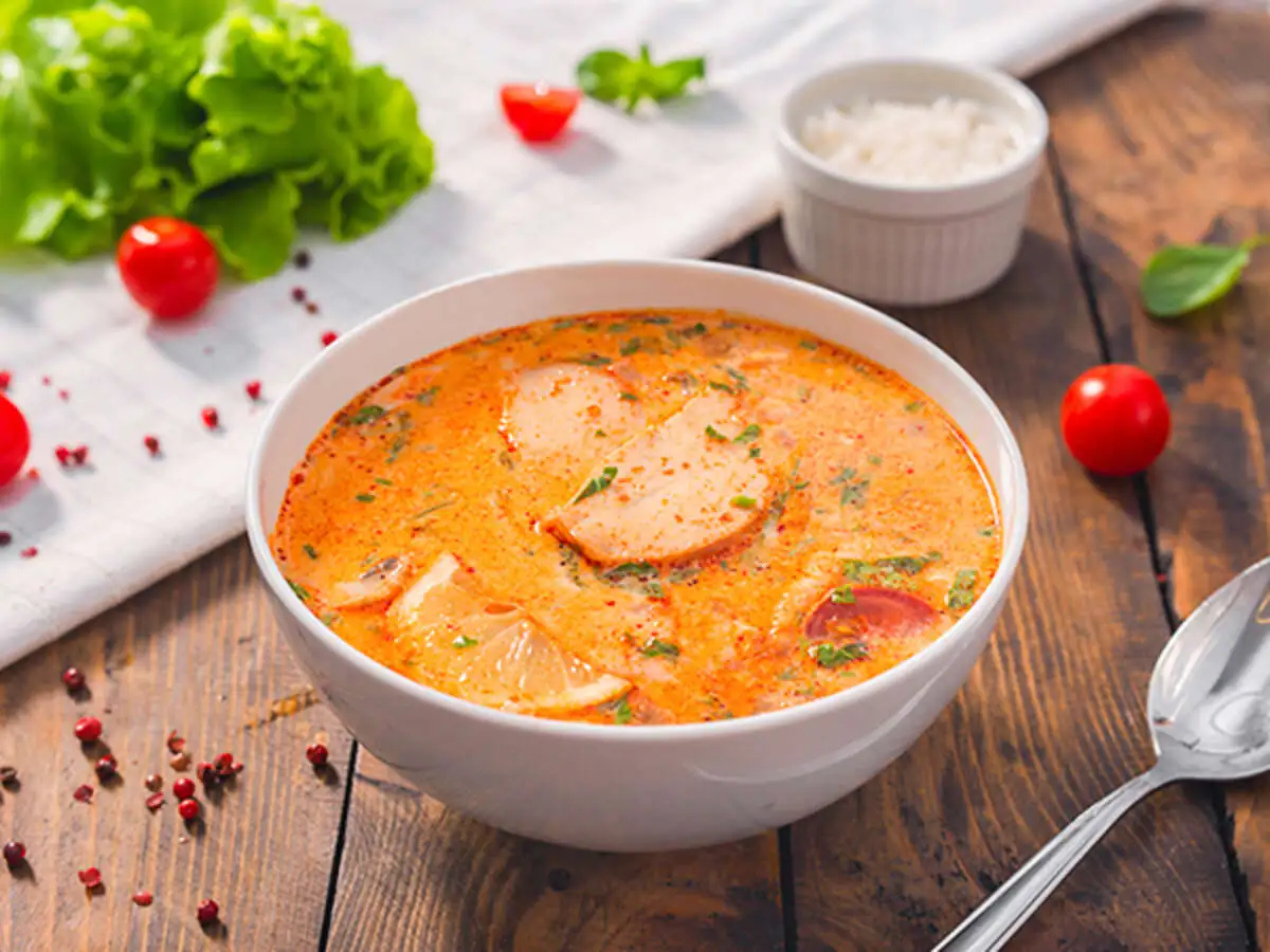 Суп Том Ям с копчёным куриным филе