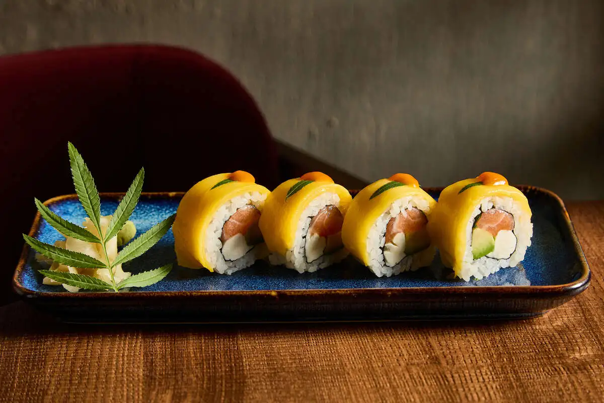 Ролл с копченым лососем, манго и базиликом