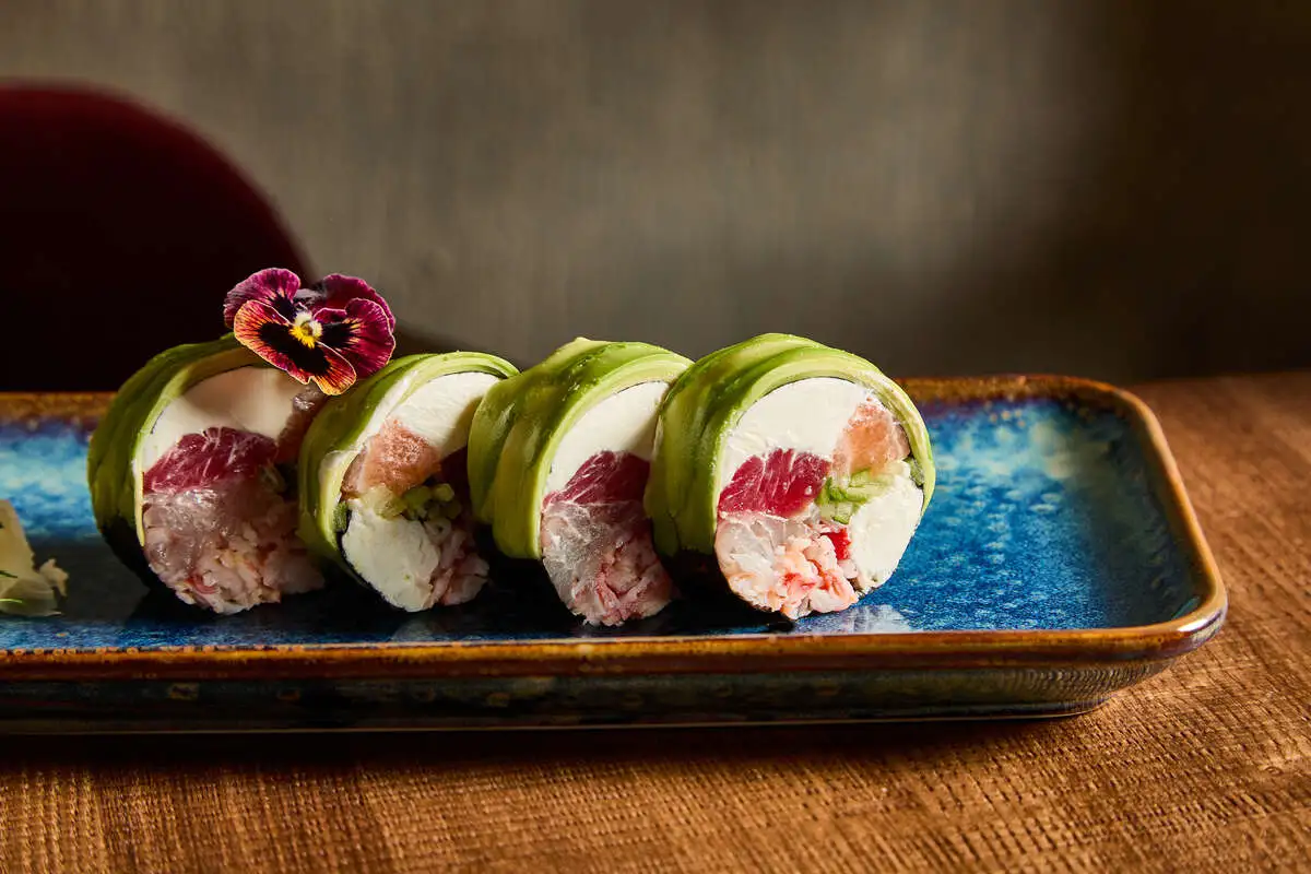 Ролл сашими с крабом, лососем и тунцом