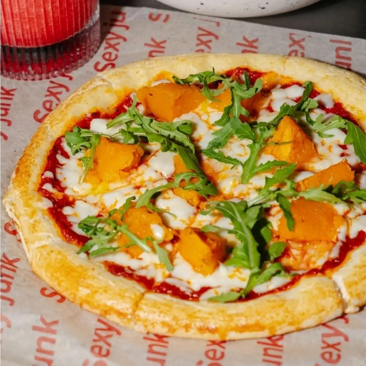 Пицца с пряной тыквой и козьим сыром