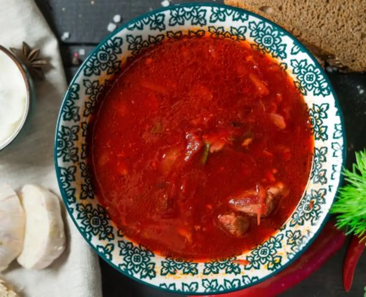 Борщ с гренками и сметаной *