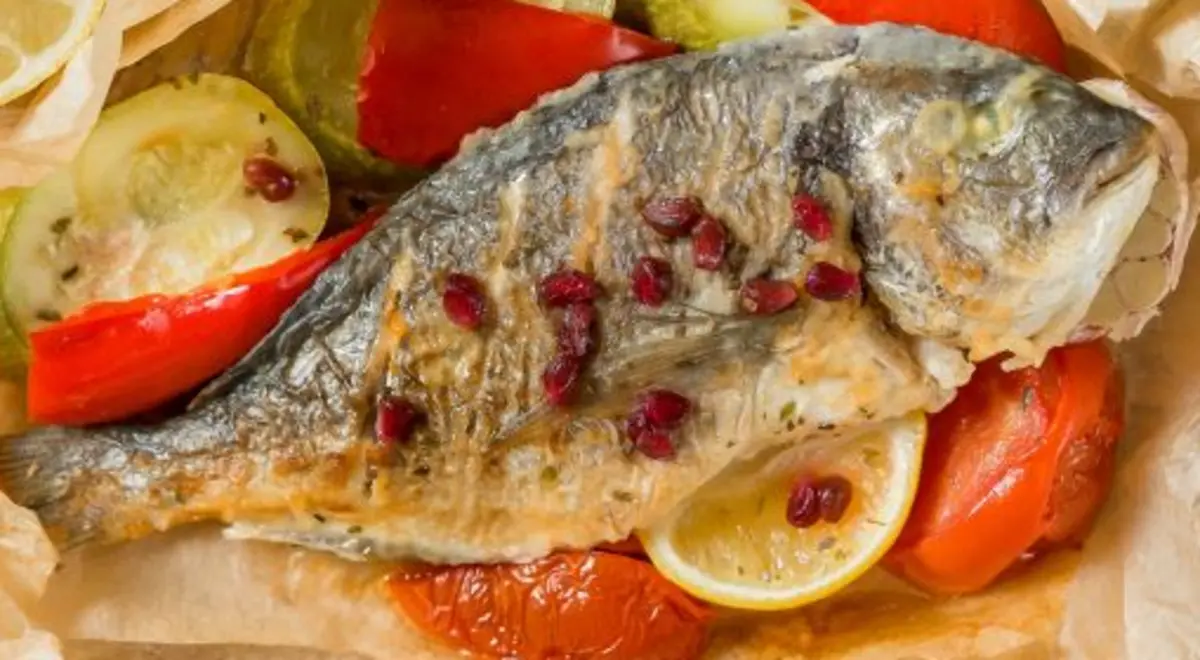 Дорада с клюквенным соусом *