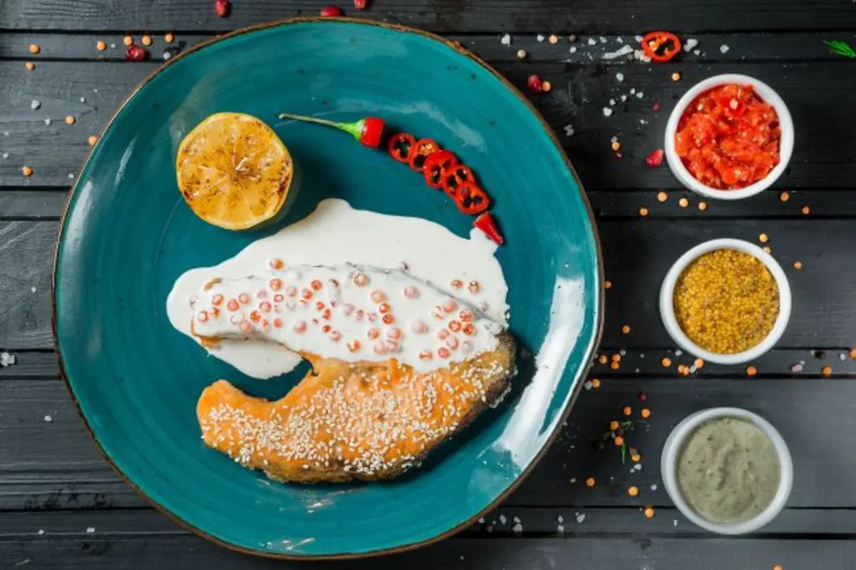 Лосось в сливочно-икорном соусе *