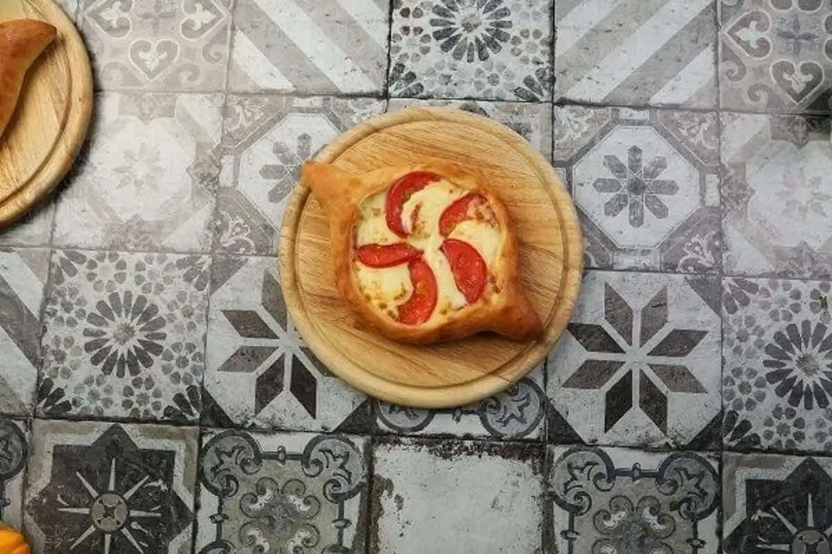 Хачапури с томатами и сыром
