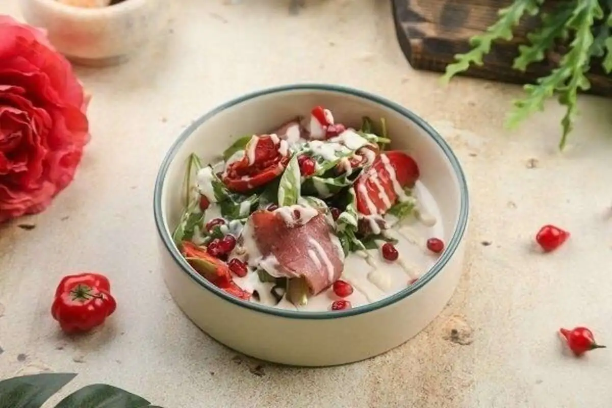 Салат с ростбифом, французским соусом и рукколой 