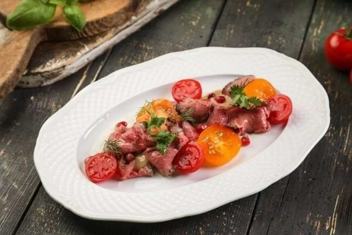 Ростбиф со свежими томатами