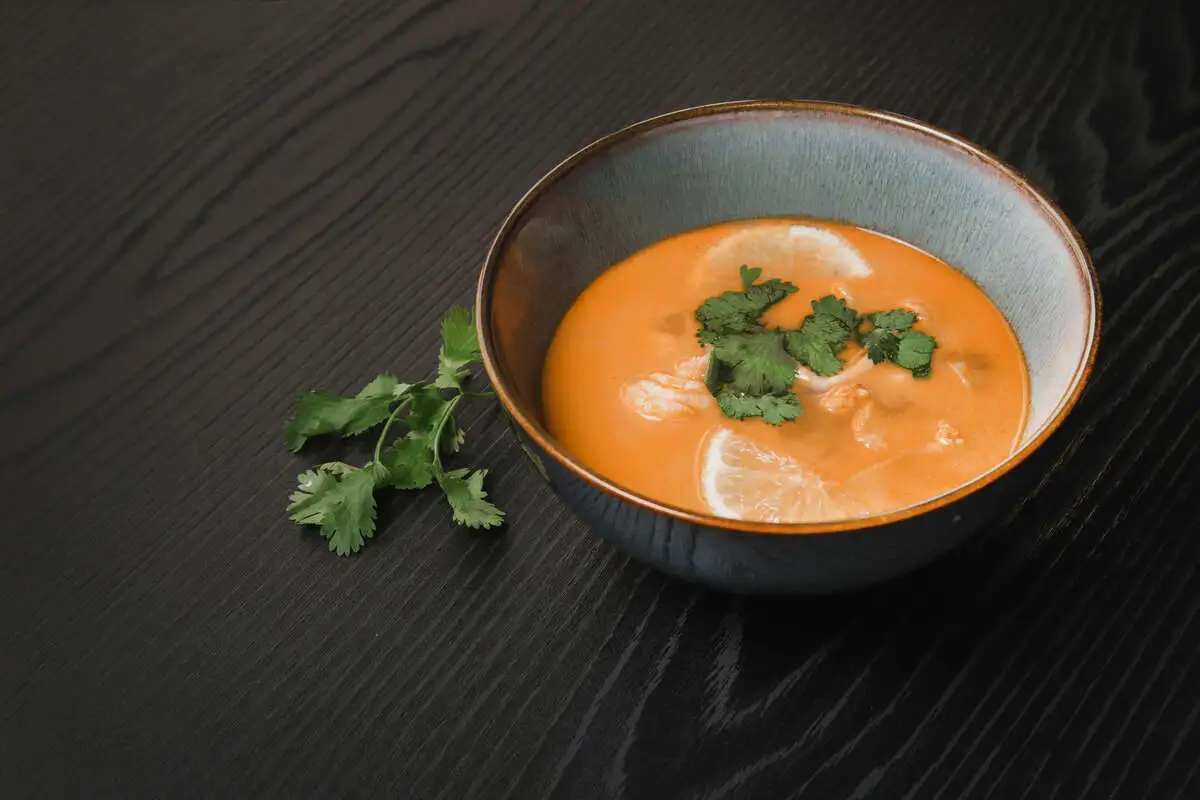 Том ям с морепродуктами