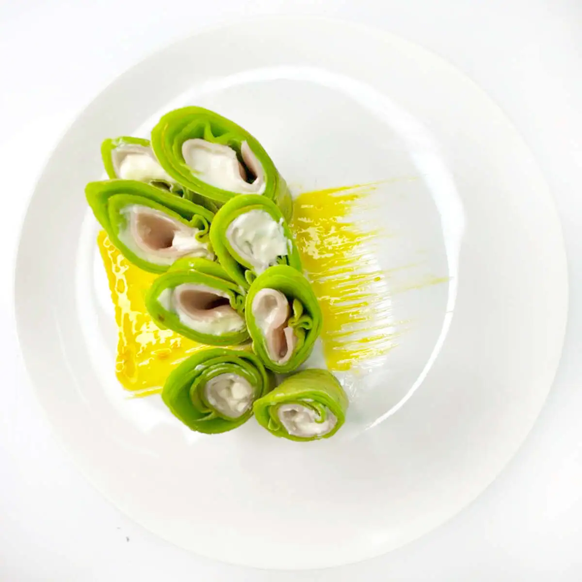 Роллы из блинчиков с ветчиной и  сыром