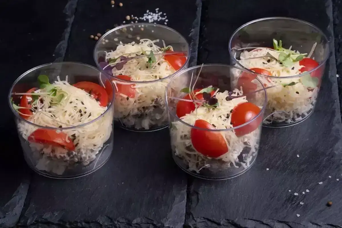 Мини-салат с куриной грудкой, шампиньонами и сыром Гауда 4 шт.