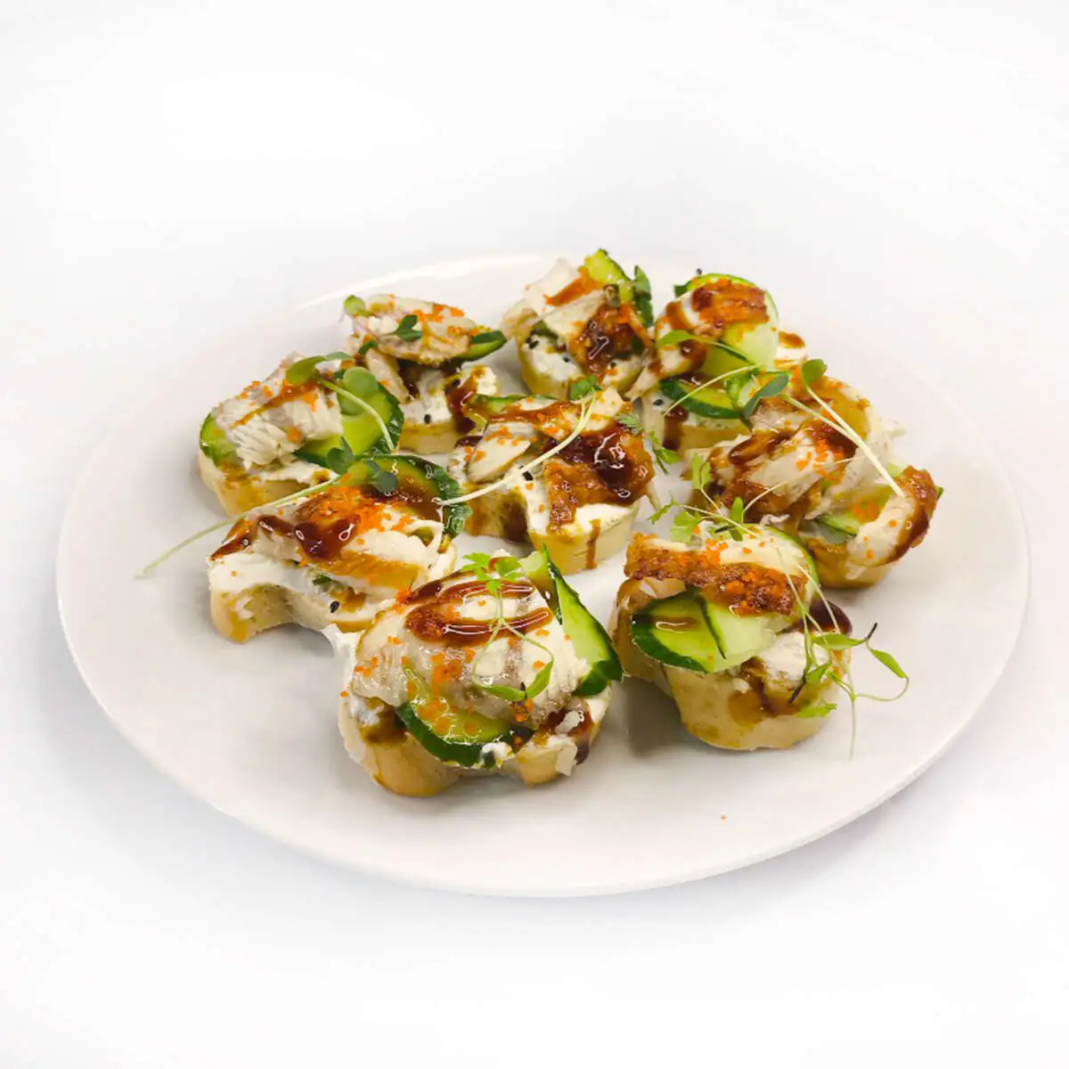 Кростини с угрем, творожным сыром и соусом "Унаги"