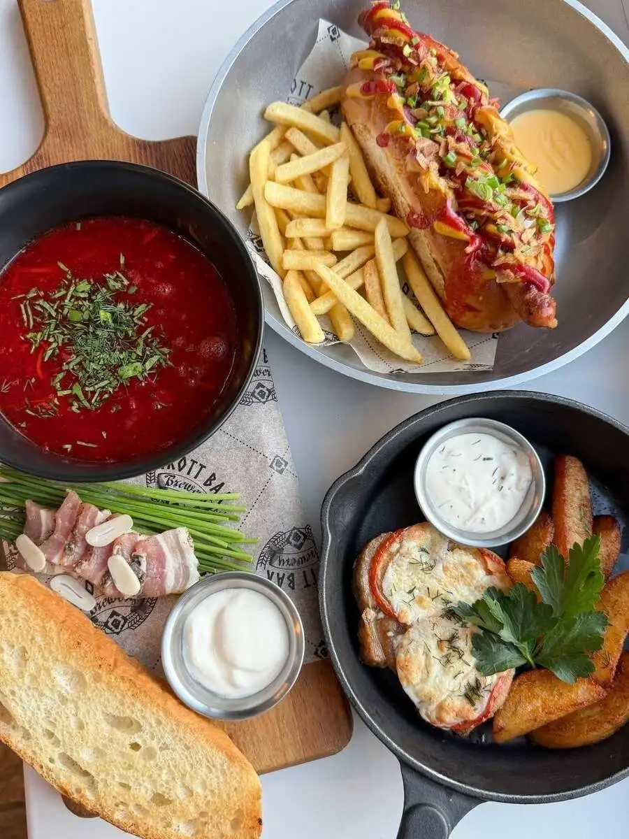 БО Борщ с говядиной и чесночной помпушкой с салом 250/30 гр.