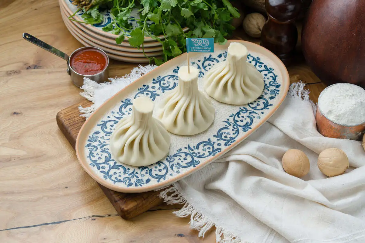 Хинкали с гребешком и креветкой