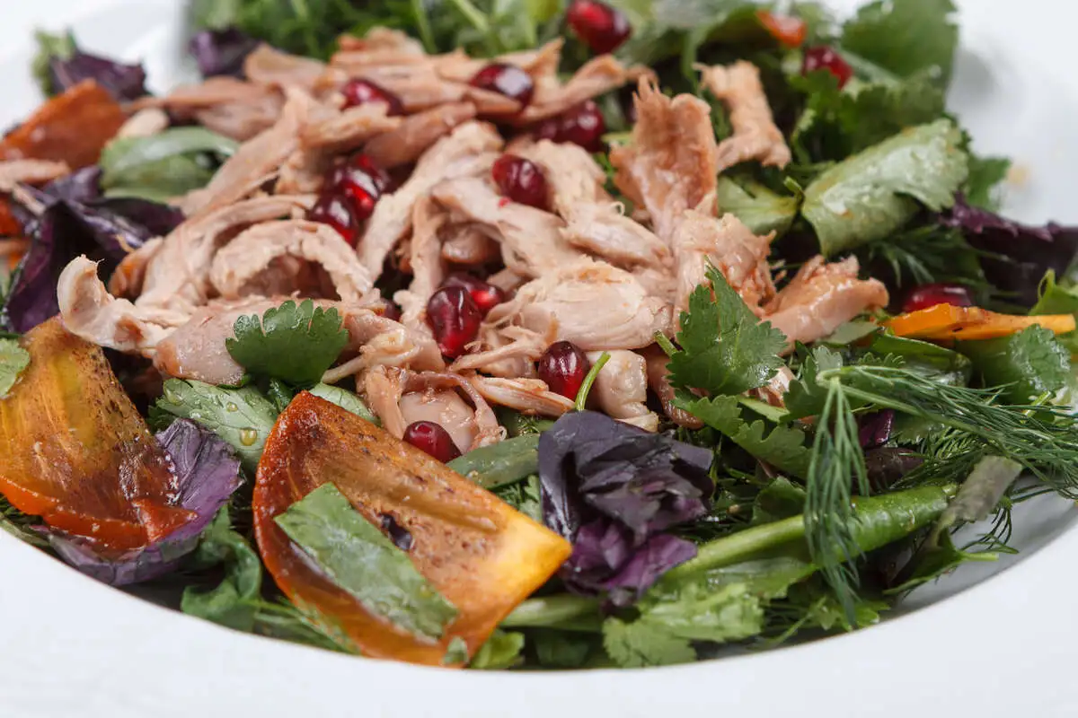 Зелёный салат с рваной уткой и хурмой 