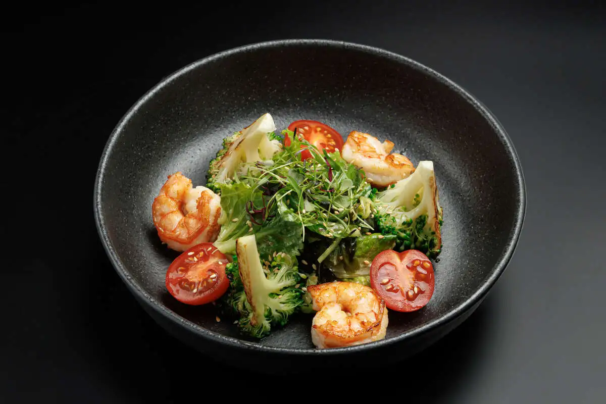 Салат с креветками и водорослями