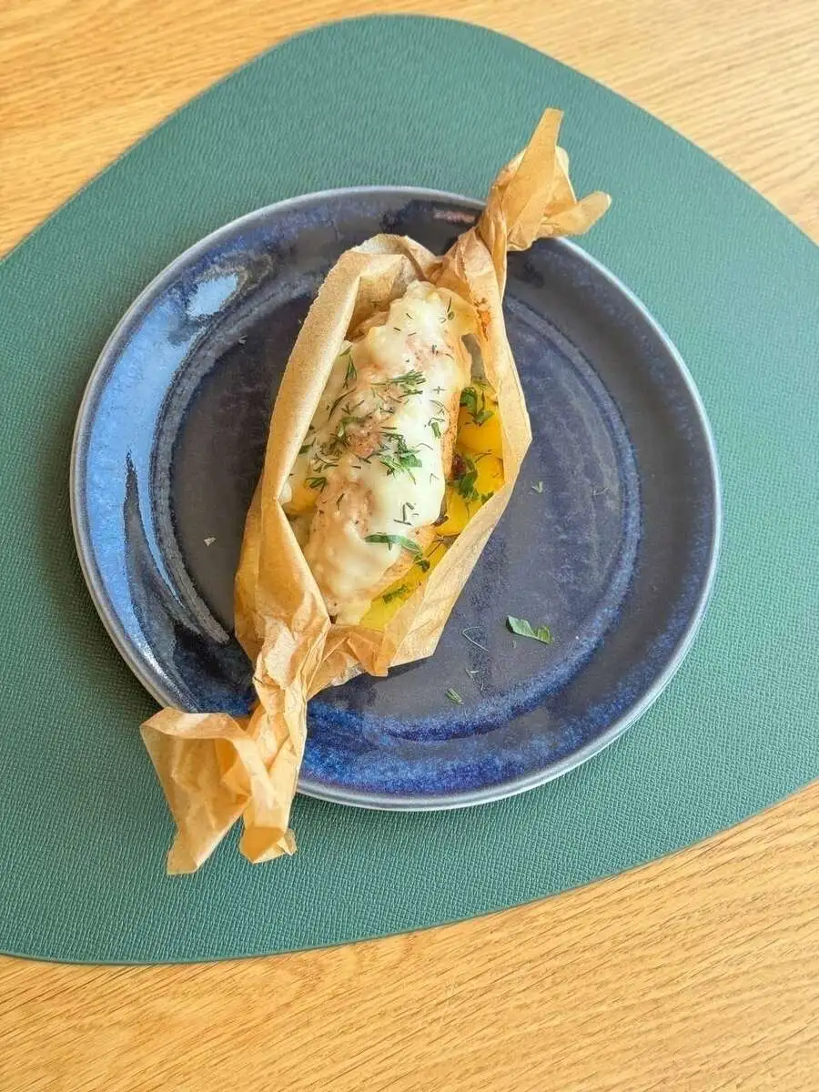 Куриное филе в пергаменте с картофелем и грибами, 200г