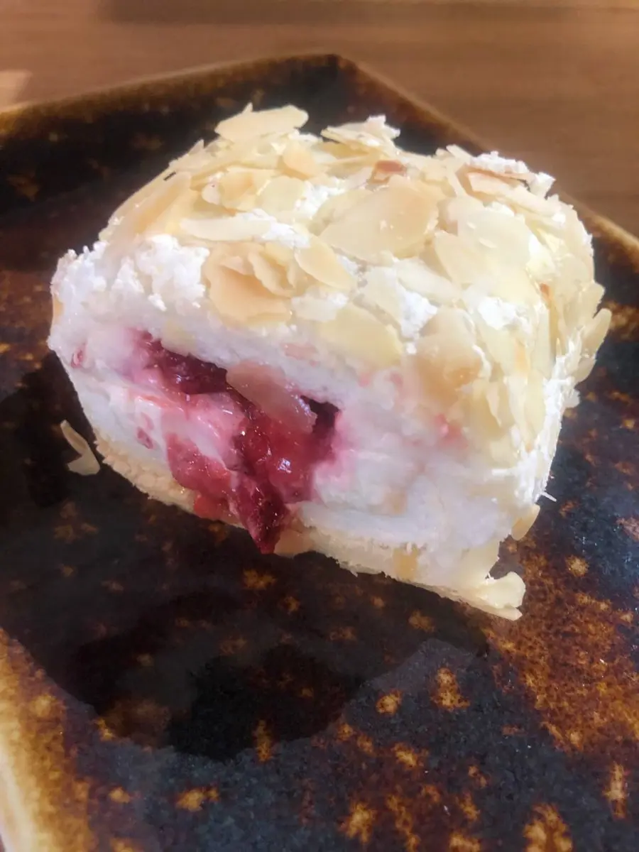 Воздушный рулет с брусникой, 90/20г