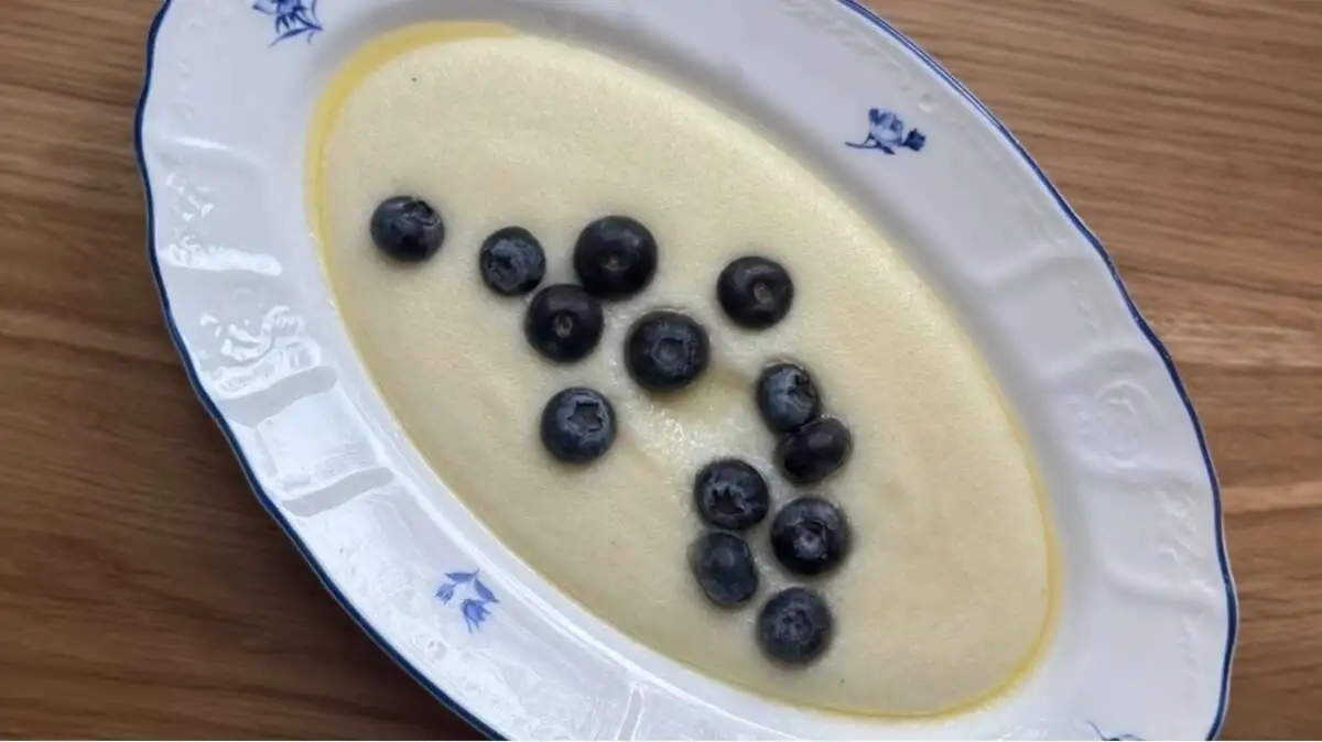 Каша Манная с белым шоколадом и клубникой