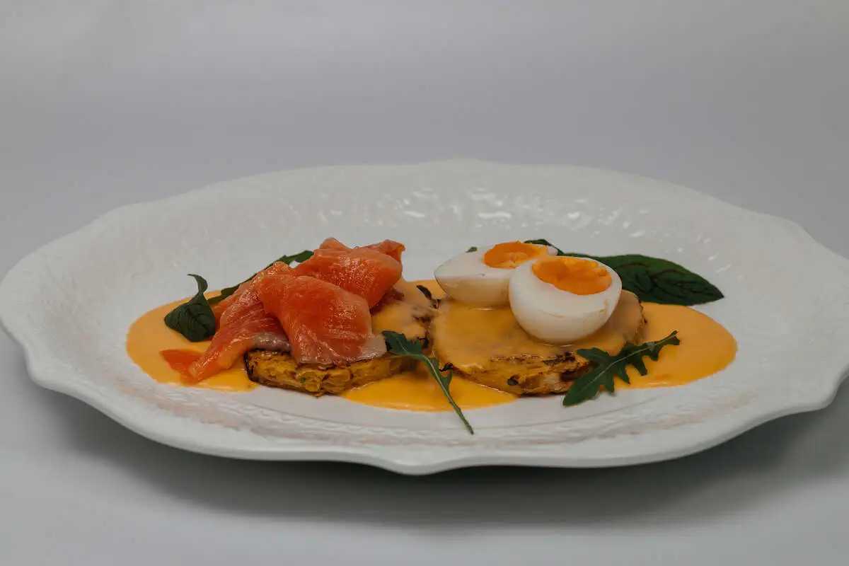 Драники с лососем, яйцом и Голландским соусом